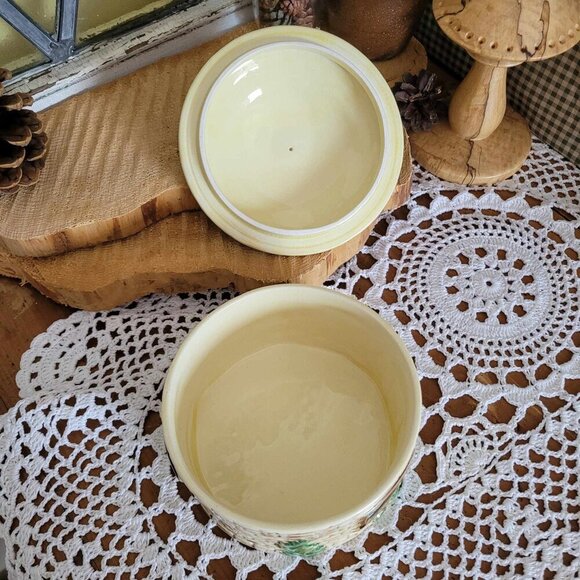 SylvaC # 4816 - Vintage Tatched Cottage Pottery Lidded Trinket Box - Picture 9 of 10